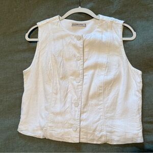Abercrombie women’s cropped linen blend button through vest.